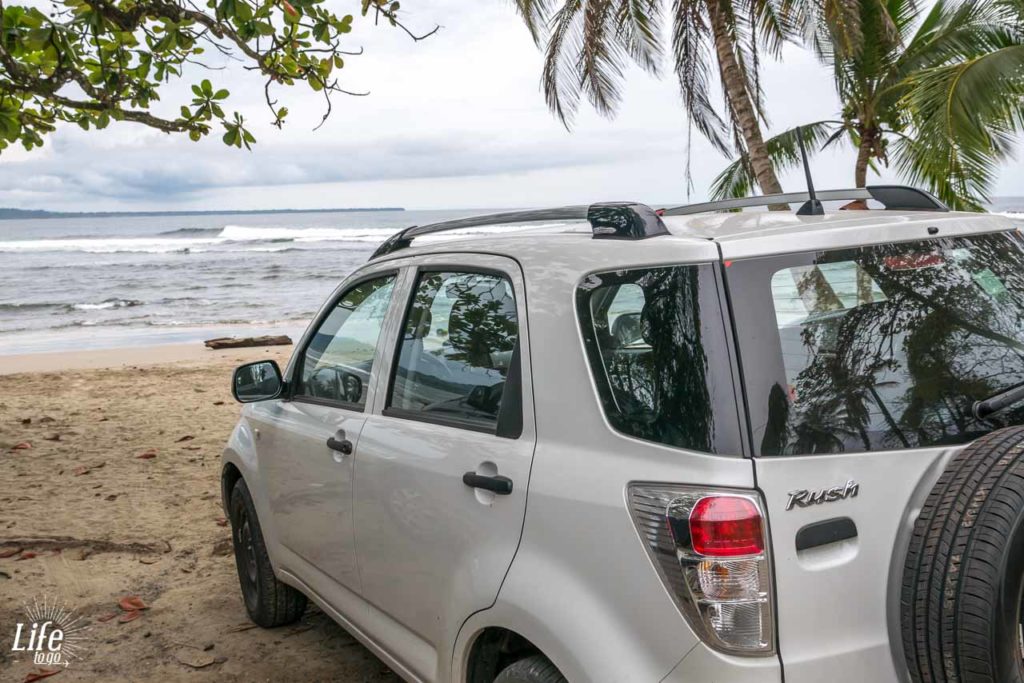 Costa Rica Mietwagen am Strand bei Puerto Viejo