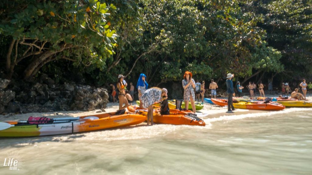 Monkey Beach Koh Phi Phi voller Kanus und Boote