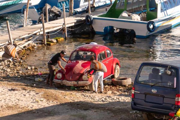 Auto Wäsche im Titicacasee Titicacasee Auto waschen