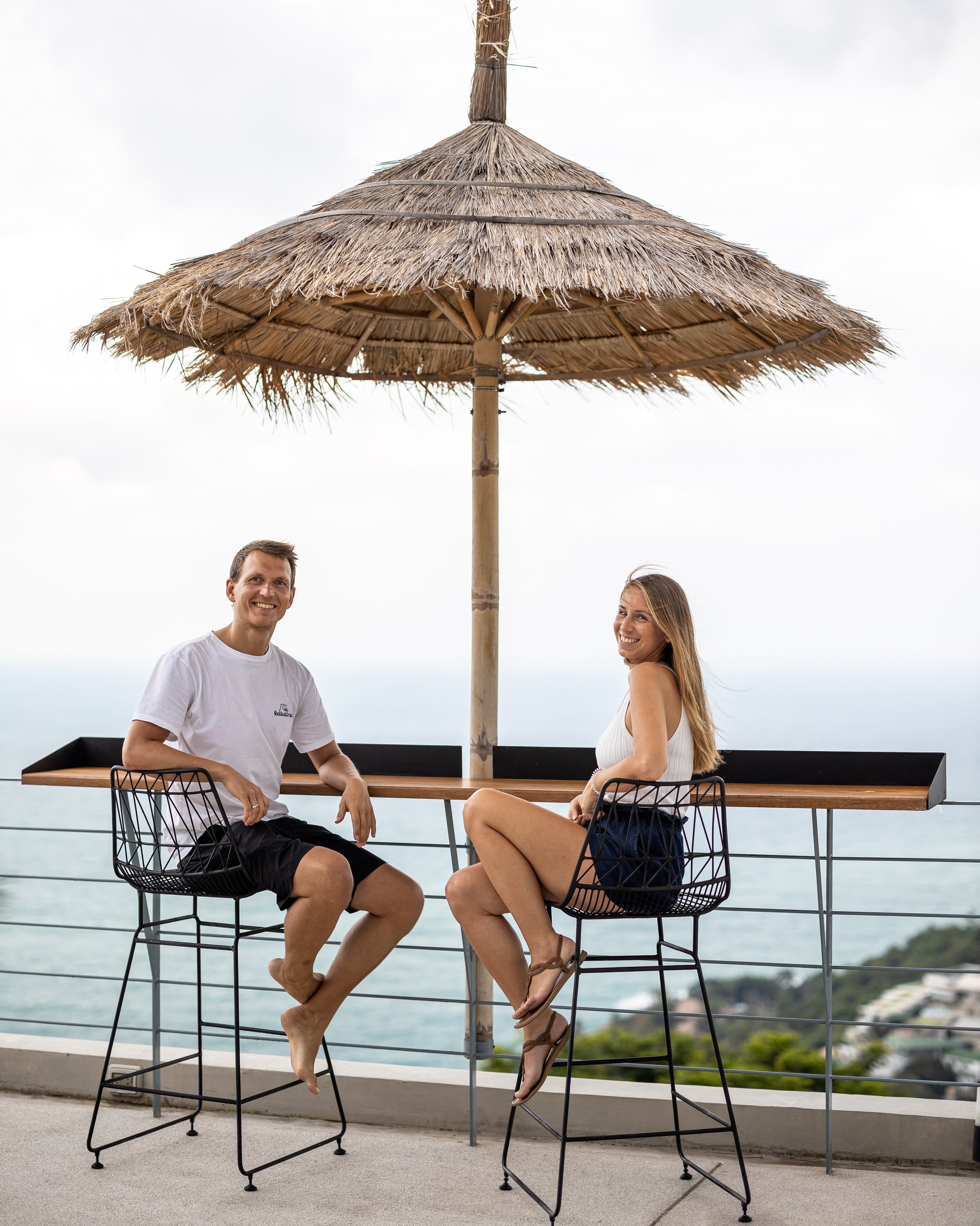 Daniel und Jessi von Life to go arbeiten mit Meerblick in Thailand